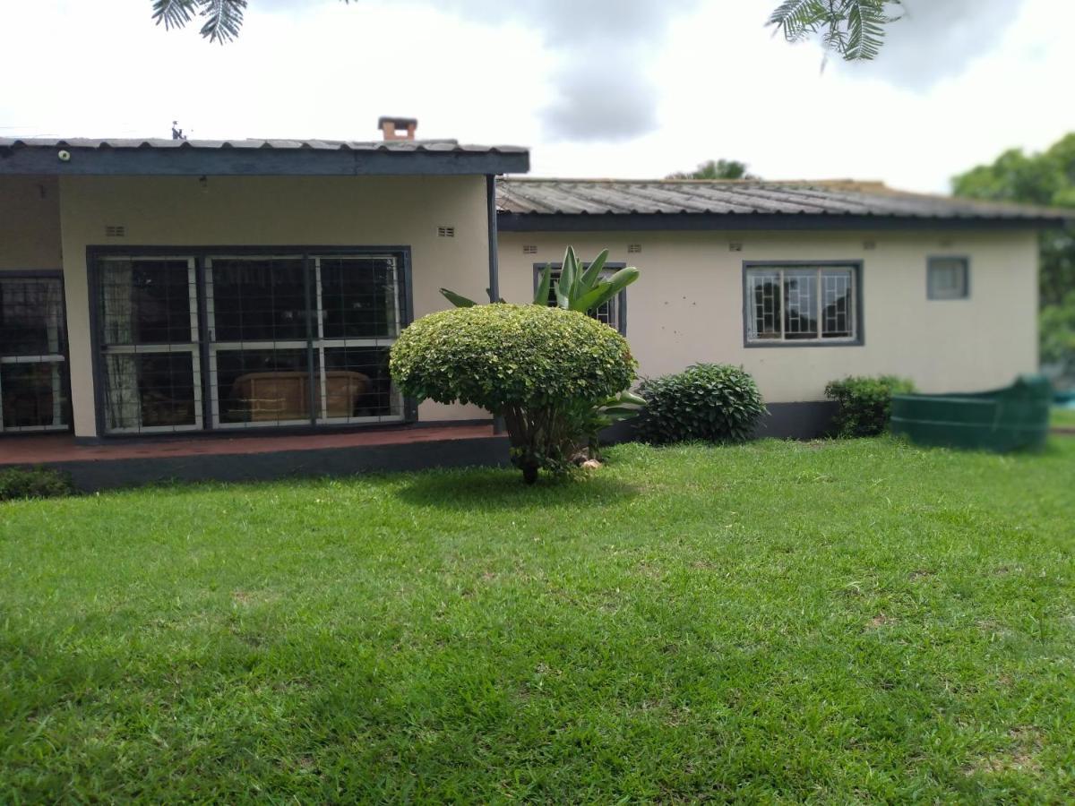 Reed Mat Lodge Lusaka Exterior photo